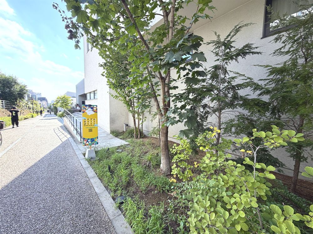 下北沢の緑のある遊歩道