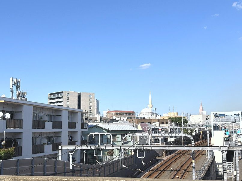 代々木上原駅周辺の線路と街並み